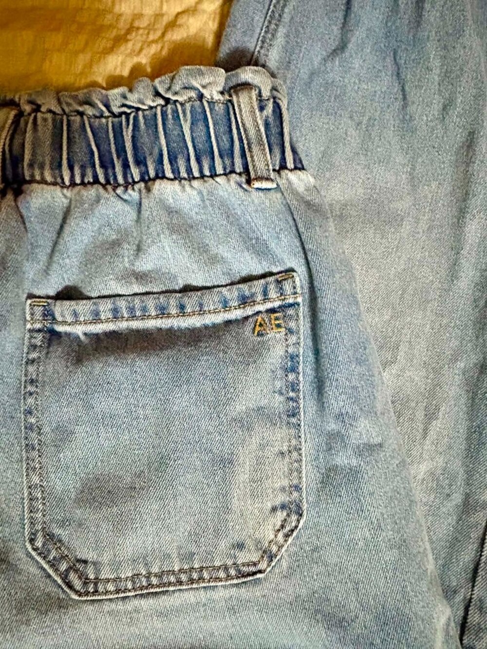 American Eagle Ruffle Waist Straight Leg Jeans Women’s Size 2 High Rise